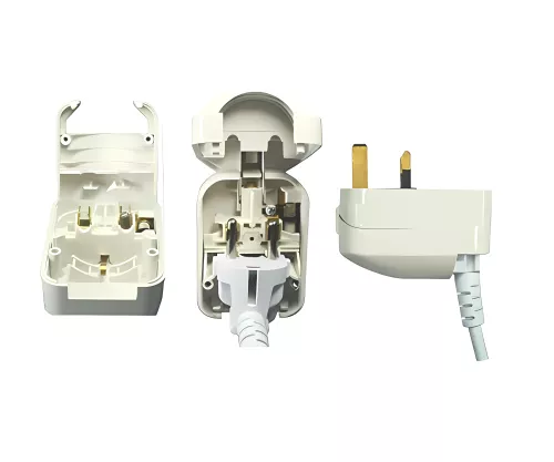 Stromadapter CEE 7/3 Buchse auf UK Typ G Stecker, 13A, verschraubt, weiß